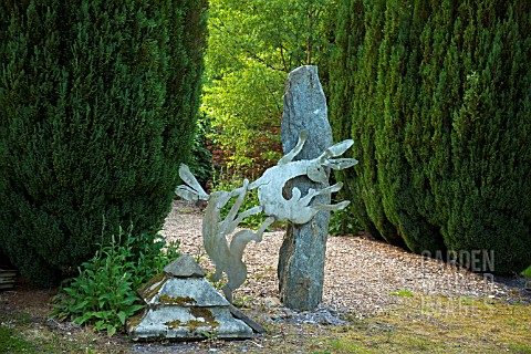 CONTEMPORARY_HAND_CRAFTED_STEEL_SCULPTURE_OF_BOXING_HARES_GARDEN_ART_WITHIN_CONWY_VALLEY_MAZE
