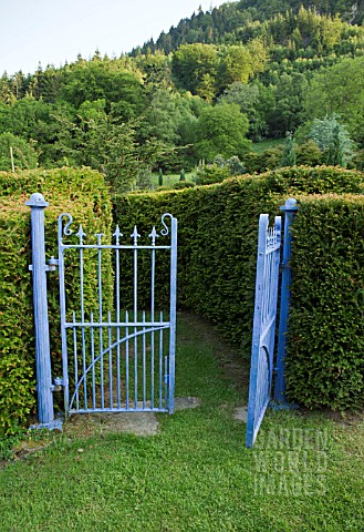 WROUGHT_IRON_CLASSIC_GARDEN_GATES_GARDEN_ART_WITHIN_THE_MAZE_AT_DOLGARROG