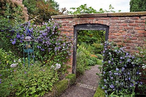 GATEWAY_WITH_CLEMATIS_PRINCE_CHARLES_AND_CLEMATIS_ARABELLA_AT_WOLLERTON_OLD_HALL