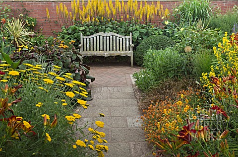 HOT_BORDER_WITH_WOODEN_BENCH_AT_WOLLERTON_OLD_HALL