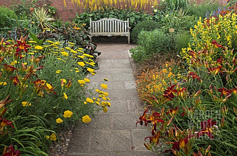 HOT_BORDER_WITH_WOODEN_BENCH_AT_WOLLERTON_OLD_HALL