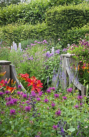 HERBACEOUS_PERENNIALS_WITH_OAK_GATE_AT_WOLLERTON_OLD_HALL