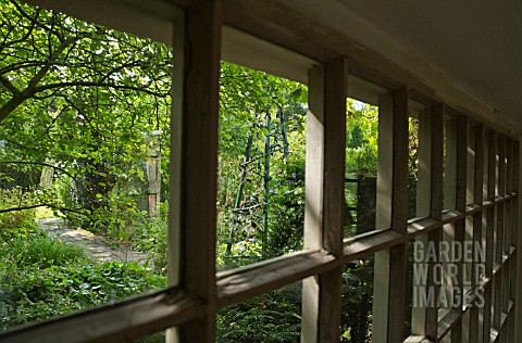 SUMMER_HOUSE_WINDOWS_LOOKING_OUT_ONTO_GARDEN_AT_WOLLERTON_OLD_HALL