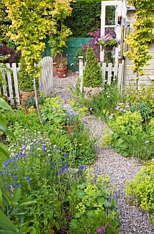 GRAVEL_PATH_TO_SUMMERHOUSE_AT_HIGH_MEADOW_GARDEN