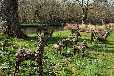 Deer_figures_made_from_Willow_in_the_grass