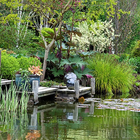 Pond_area_with_decking_silver_balls_grey_slate_plinths