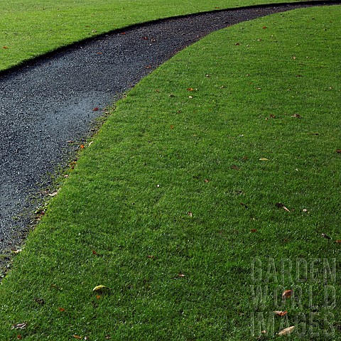 Curved_path_through_lawn_in_a_late_autumn_garden_in_November