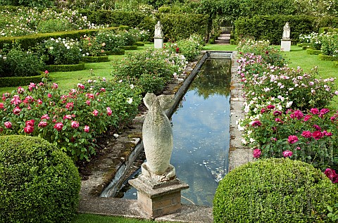 The_Renaissance_Garden_water_feature
