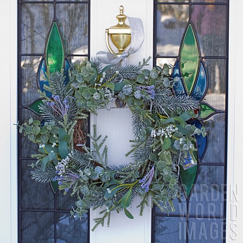 Christmas_wreath_on_front_door