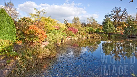 Aboretum_large_pond_with_autumn_colour