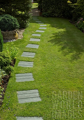 Step_stone_in_lawn