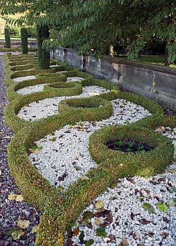 Stylish_Knot_garden_mulched_with_white_pebbles