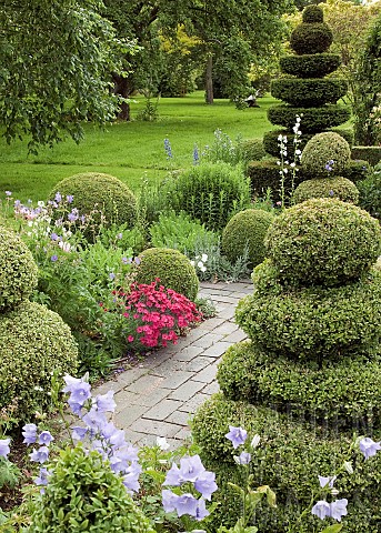 Knot_Garden_with_various_shaped_box_hedging_brick_pathways_herbaceous_perennials_mature_trees