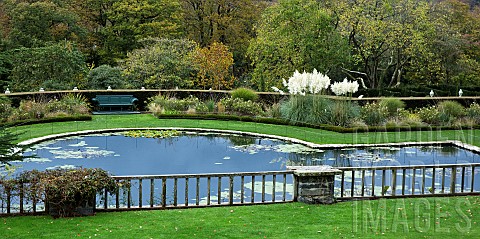 Ornate_garden_pond_backed_by_Yew_hedge_on_terraced_garden_in_late_autumn_November