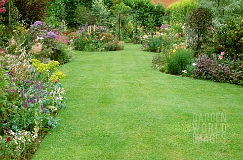 LARGE_GARDEN_LAWN_AND_BORDERS