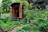 PLANKBRIDGE SHEPHERDS HUT GARDEN BY WOOLCOTT SMITH CHELSEA 2012