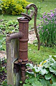VICTORIAN STYLE WATER PUMP IN KITCHEN GAREN