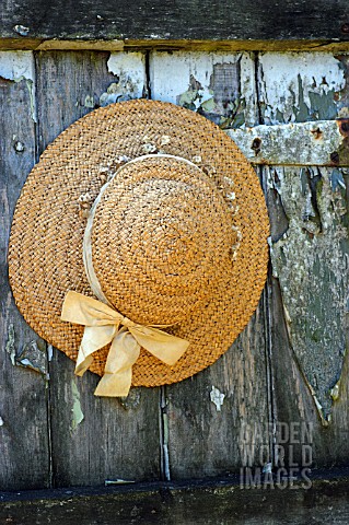 STRAW_SUN_HAT_OLD_SHED_DOOR