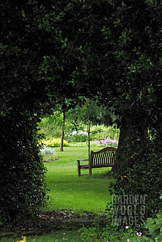 GARDEN_THROUGH_ARCH