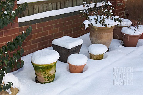 ASSORTMENT_OF_SNOWTOPPED_TERRACOTTA_POTS
