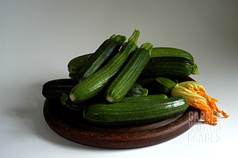 COURGETTE_AND_ZUCCHINI_WITH_FLOWER_ON_PLATE