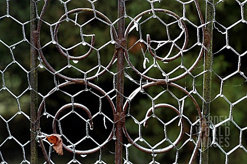 FROST_ON_WIRE_NETTING_OVER_GARDEN_GATE