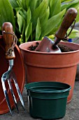 GARDEN TOOLS WITH PLASTIC POTS