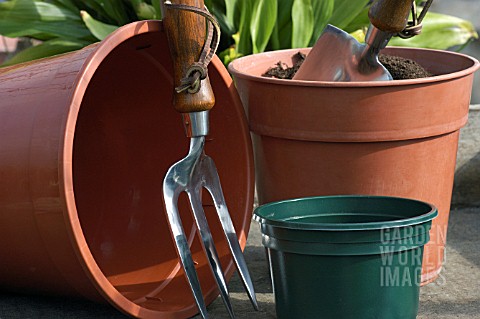 HAND_FORK_AND_TROWEL_WITH_PLASTIC_POTS