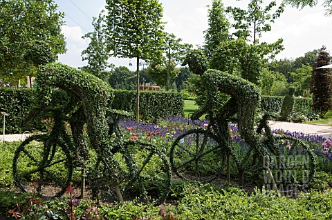 CYCLISTS_MADE_WITH_TRAINED_LIGUSTRUM