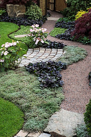 PATH_AND_FRAGRANT_FRAGRANT_EDGING
