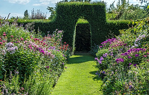 STONE_HOUSE_COTTAGE_GARDEN