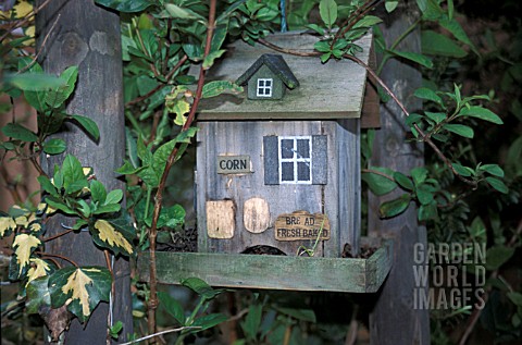 BIRD_FEEDING_HOUSE_TABLE