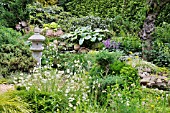 PERENNIAL GARDEN WITH STONE LANTERN. DESIGN: MARIANNE AND DETLEF LUEDKE