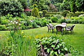 LAWN WITH SEATING AREA. DESIGN: MARIANNE AND DETLEF LUEDKE