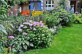 PERENNIAL BORDER IN A BACKYARD GARDEN. DESIGN: JUTTA WAHREN