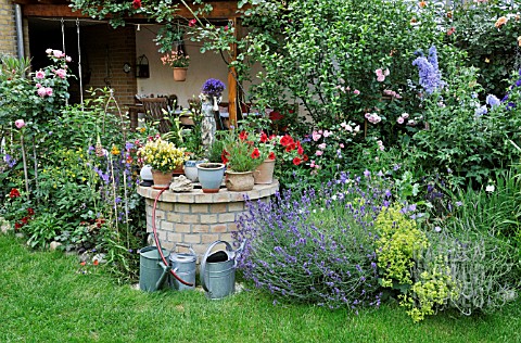 PERENNIAL_BED_AND_ANNUAL_PLANTS_IN_A_BACKYARD_GARDEN_DESIGN_JUTTA_WAHREN