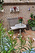 TERRACE OF A BACKYARD GARDEN WITH SEATING AREA. DESIGN: JUTTA WAHREN