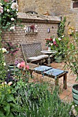 TERRACE OF A BACKYARD GARDEN WITH SEATING AREA. DESIGN: JUTTA WAHREN