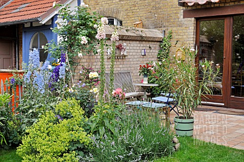 PERENNIAL_BORDER_AND_TERRACE_IN_A_BACKYARD_GARDEN_DESIGN_JUTTA_WAHREN