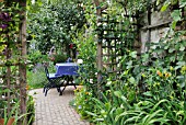 SEATING AREA IN A BACKYARD GARDEN. DESIGN: JUTTA WAHREN