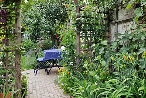 SEATING_AREA_IN_A_BACKYARD_GARDEN_DESIGN_JUTTA_WAHREN