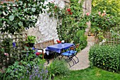 SEATING AREA IN A BACKYARD GARDEN. DESIGN: JUTTA WAHREN