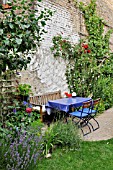 SEATING AREA IN A BACKYARD GARDEN. DESIGN: JUTTA WAHREN