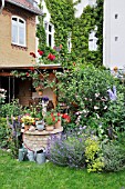 PERENNIAL BED AND ANNUAL PLANTS IN A BACKYARD GARDEN. DESIGN: JUTTA WAHREN