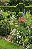 PERENNIAL BED WITH SHAPED HEDGE. DESIGN: MARIANNE AND DETLEF LUEDKE