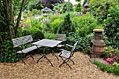 SEATING AREA WITH OVEN IN A PERENNIAL GARDEN. DESIGN: MARIANNE AND DETLEF LUEDKE