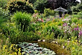 GARDEN POND IN A RICH FLOWERING GARDEN WITH PAVILION. DESIGN: MARIANNE AND DETLEF LUEDKE