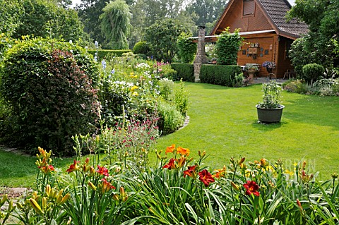 WOODEN_HOUSE_WITH_LAWN_AND_PERENNIAL_BEDS_DESIGN_MARIANNE_AND_DETLEF_LUEDKE