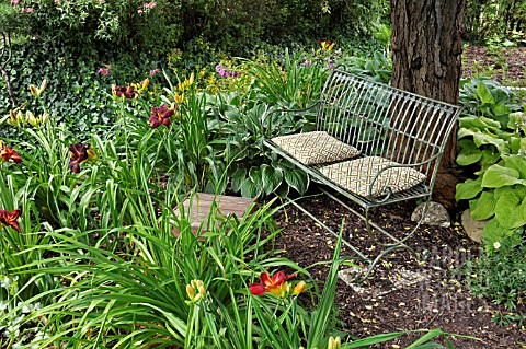 BENCH_IN_A_PERENNIAL_GARDEN_DESIGN_MARIANNE_AND_DETLEF_LUEDKE