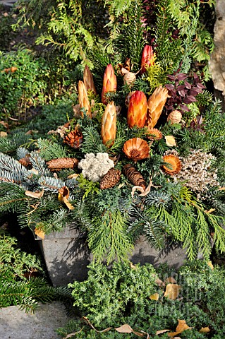 GRAVE_DECORATION_WITH_FIR_BRANCHES_CONES_AND_DRIED_FLOWERS